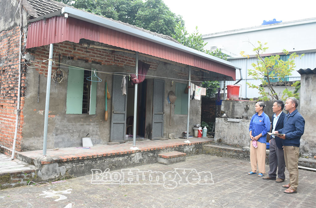 Ban Chỉ đạo rà soát hộ nghèo, cận nghèo xã Tân Tiến rà soát hộ nghèo tại thôn Quan Đình Nam.