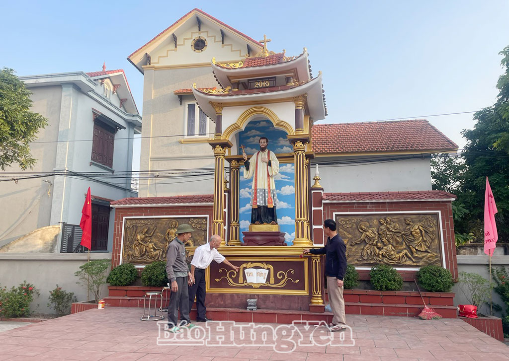 Giáo họ Mai Xá dọn dẹp, sửa sang chuẩn bị đón Lễ giáng sinh.