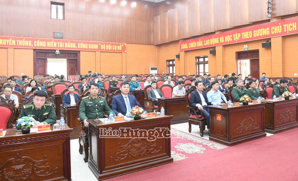 Các đại biểu dự lễ trao tặng tượng chân dung Chủ tịch Hồ Chí Minh.