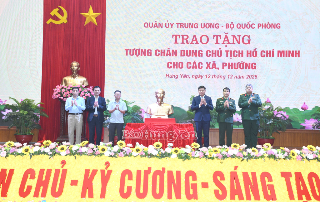 Đồng chí Nguyễn Lê Huy, Ủy viên Ban Thường vụ VV88 casino, Phó Chủ tịch Thường trực UBND tỉnh và các đại biểu thực hiện nghi thức trao tặng tượng chân dung Chủ tịch Hồ Chí Minh cho phường Phố Hiến.