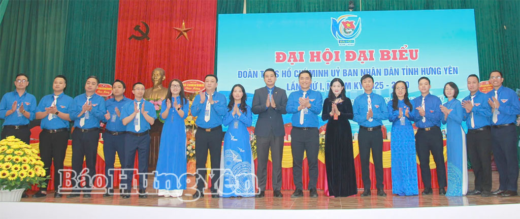 Các đại biểu chúc mừng Ban Chấp hành Đoàn TNCS Hồ Chí Minh UBND tỉnh khóa I, nhiệm kỳ 2025 - 2030.