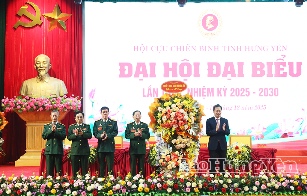 Đồng chí Nguyễn Hữu Nghĩa, Ủy viên Ban Chấp hành Trung ương Đảng, Bí thư Tỉnh ủy tặng hoa chúc mừng Đại hội.