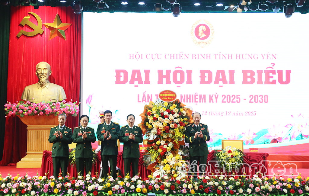 Đồng chí Thượng tướng Bế Xuân Trường, Phó Chủ tịch Ủy ban Trung ương MTTQ Việt Nam, Chủ tịch Hội CCB Việt Nam tặng hoa chúc mừng Đại hội.