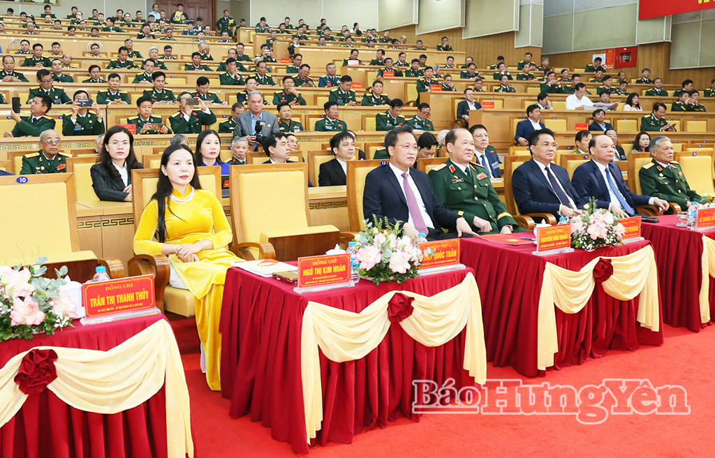 Các đồng chí: Thượng tướng Bế Xuân Trường, Phó Chủ tịch Ủy ban Trung ương MTTQ Việt Nam, Chủ tịch Hội CCB Việt Nam; Nguyễn Hữu Nghĩa, Ủy viên Ban Chấp hành Trung ương Đảng, Bí thư Tỉnh ủy và các đại biểu dự Đại hội.