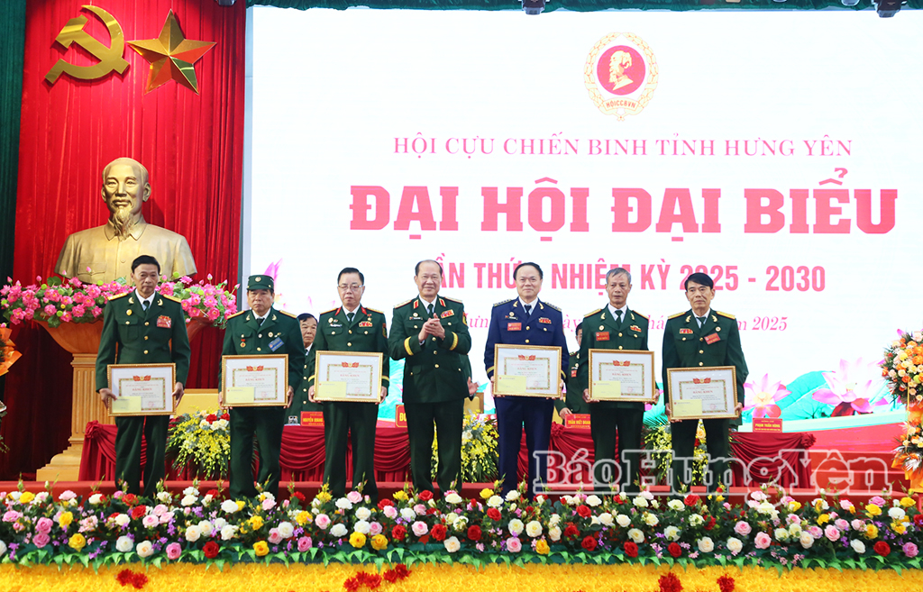 Đồng chí Thượng tướng Bế Xuân Trường, Phó Chủ tịch Ủy ban Trung ương MTTQ Việt Nam, Chủ tịch Hội CCB Việt Nam trao Bằng khen tặng các cá nhân.