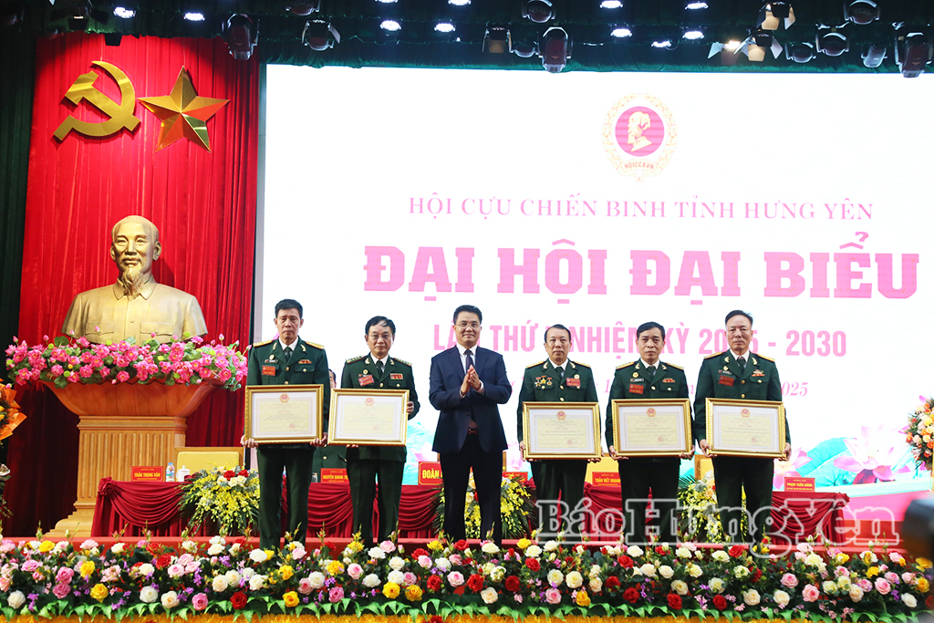 Đồng chí Lê Quang Hòa, Ủy viên Ban Thường vụ Tỉnh ủy, Phó Chủ tịch UBND tỉnh trao Bằng khen tặng các tập thể, cá nhân.