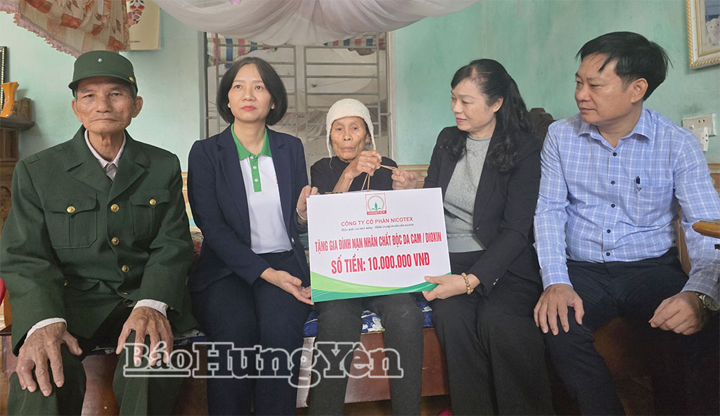 Trao quà cho nạn nhân da cam có hoàn cảnh đặc biẹt khó khăn của xã Ngọc Lâm.