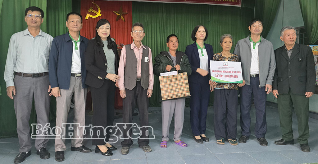 Trao quà cho nạn nhân da cam có hoàn cảnh khó khăn ở xã A Sào.