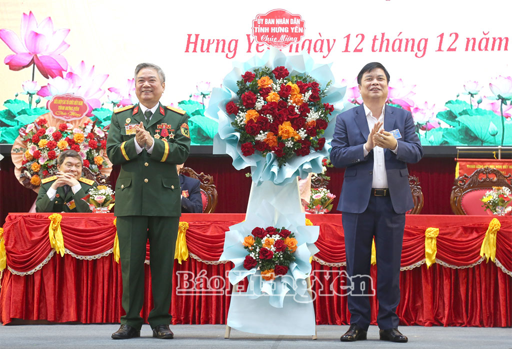 Đồng chí Phạm Văn Nghiêm, Phó Chủ tịch UBND tỉnh tặng hoa chúc mừng Đại hội.