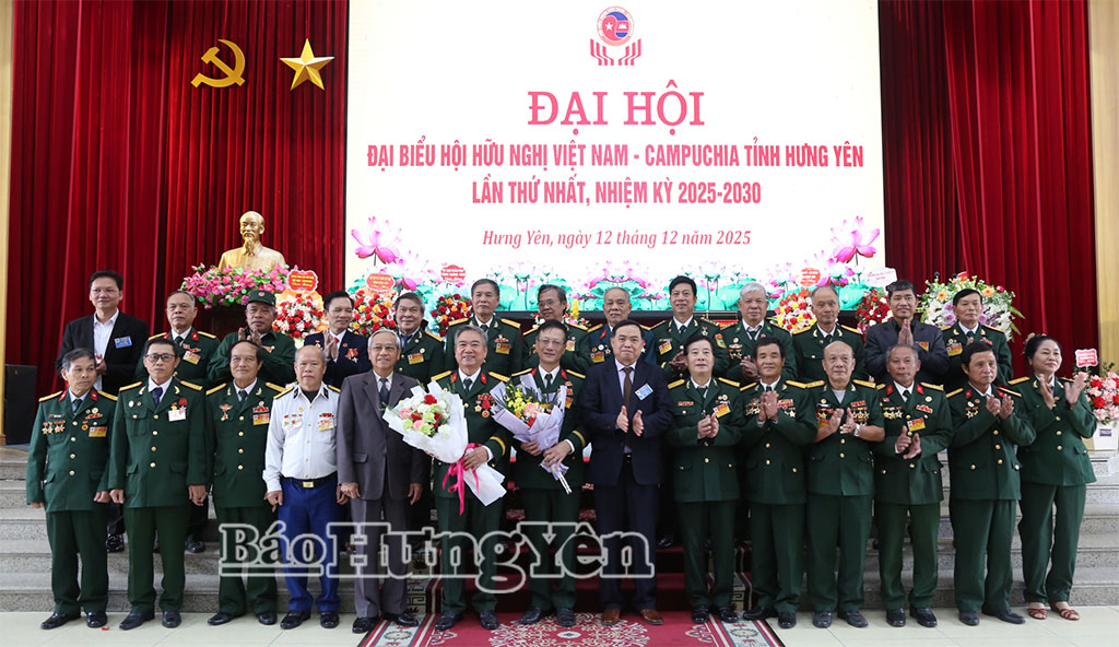 Các đại biểu chúc mừng Ban Chấp hành Hội Hữu nghị Việt Nam - Campuchia tỉnh Hưng Yên, nhiệm kỳ 2025 - 2030.