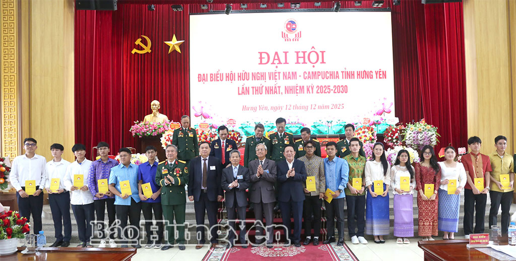 Hội Khuyến học tỉnh Hưng Yên trao tặng quà hỗ trợ lưu học sinh Campuchia đang học tập tại Trường Đại học Y Dược Thái Bình.