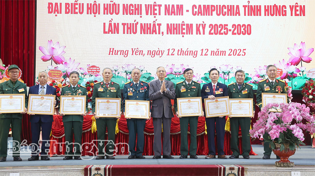 Lãnh đạo Trung ương Hội Hữu nghị Việt Nam - Campuchia tặng bằng khen cho các tập thể, cá nhân Hội Hữu nghị Việt Nam - Campuchia tỉnh Hưng Yên.