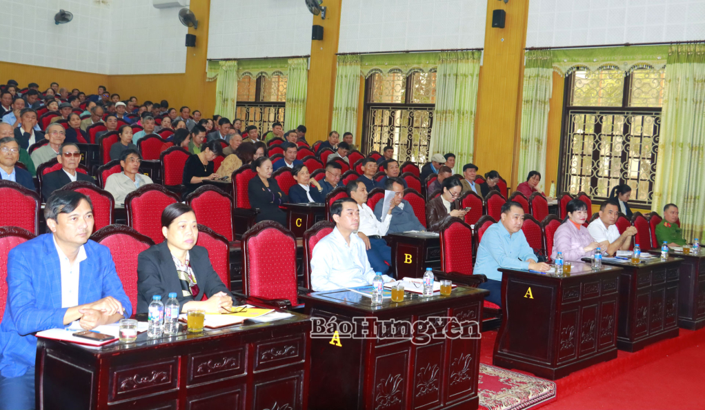 Các đại biểu HĐND xã Đông Hưng và cử tri dự hội nghị tiếp xúc trước kỳ họp thường lệ cuối năm 2025.