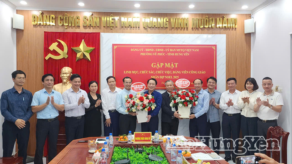 Lãnh đạo phường Vũ Phúc tặng hoa chúc mừng các vị chức sắc, chức việc.