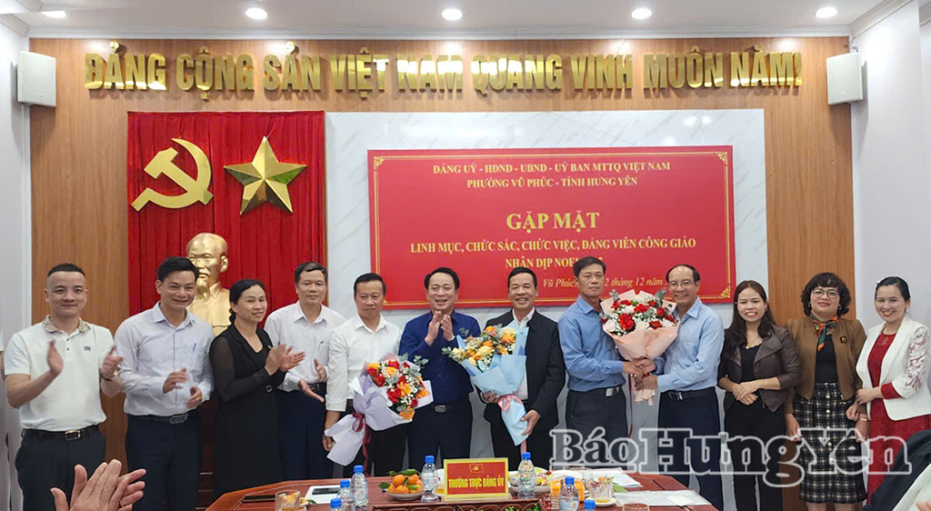 Lãnh đạo phường tặng hoa các giáo dân tiêu biểu.