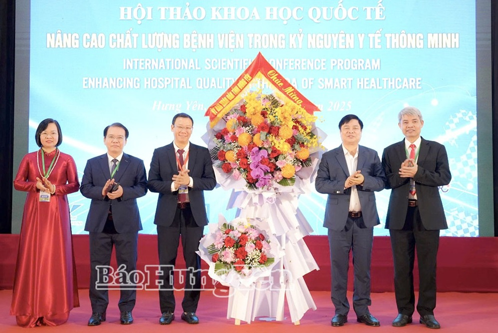 Đồng chí Phạm Văn Nghiêm, Phó Chủ tịch UBND tỉnh tặng hoa chúc mừng hội thảo.