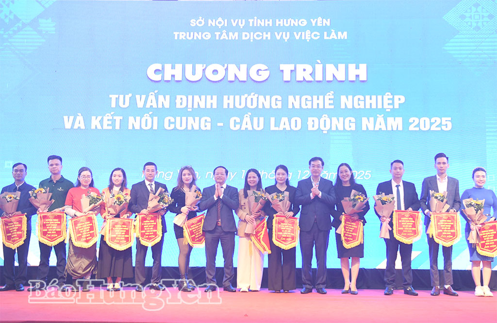 Lãnh đạo Sở Nội vụ trao hoa, cờ lưu niệm tặng các VV88 it com thể thao, live casino, slot, bắn cá, xổ số, cơ sở đào tạo, giáo dục nghề nghiệp tham gia chương trình.