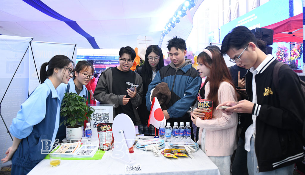 Doanh nghiệp tư vấn việc làm, tuyển dụng lao động tại chương trình.