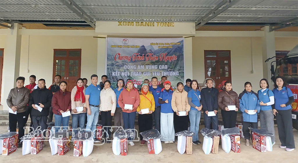 Nhóm thiện nguyện Thái Bình trao quà hỗ trợ người dân có hoàn cảnh khó khăn tại xã Thành Công, tỉnh Cao Bằng.