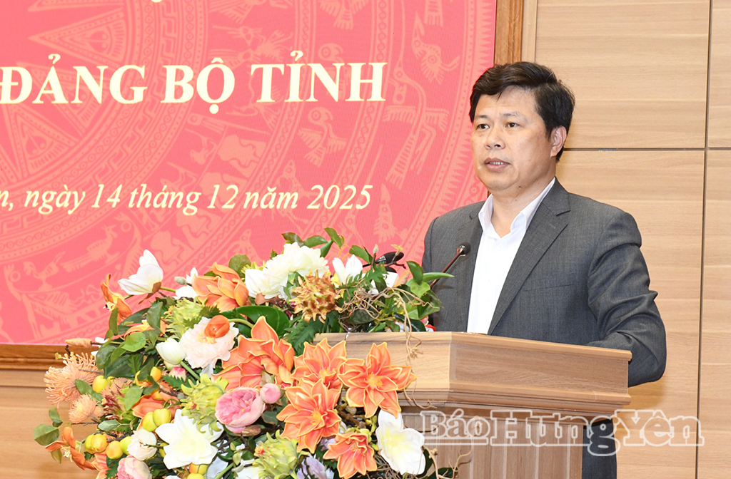 Đồng chí Trần Quốc Toản, Phó Bí thư Thường trực Tỉnh ủy, Chủ tịch Ủy ban MTTQ Việt Nam tỉnh trình bày Tờ trình số 07- TTr/TU ngày 14/12/2025 về việc sửa đổi, bổ sung Mục 7.6 khoản 7 Điều 2 Chương I Quy chế làm việc số 02-QC/TU ngày 19/11/2025 của Ban Chấp hành Đảng bộ tỉnh khóa I, nhiệm kỳ 2025 – 2030.