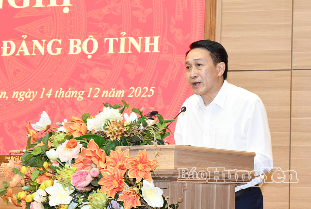 Đồng chí Phạm Văn Khuê, Ủy viên Ban Thường vụ Tỉnh ủy, Trưởng ban Tổ chức Tỉnh ủy trình bày báo cáo kết quả kiểm điểm, đánh giá, xếp loại chất lượng đối với tập thể, cá nhân các đồng chí Ủy viên Ban Thường vụ Tỉnh ủy năm 2025. 