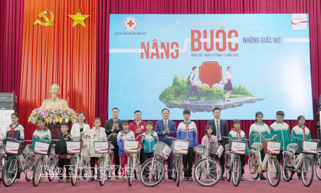 Lãnh đạo Hội Chữ thập đỏ tỉnh và Công ty TNHH Bảo hiểm Nhân thọ Prudential Việt Nam trao tặng xe đạp cho học sinh có hoàn cảnh khó khăn ở phường Trần Hưng Đạo và phường Thái Bình.