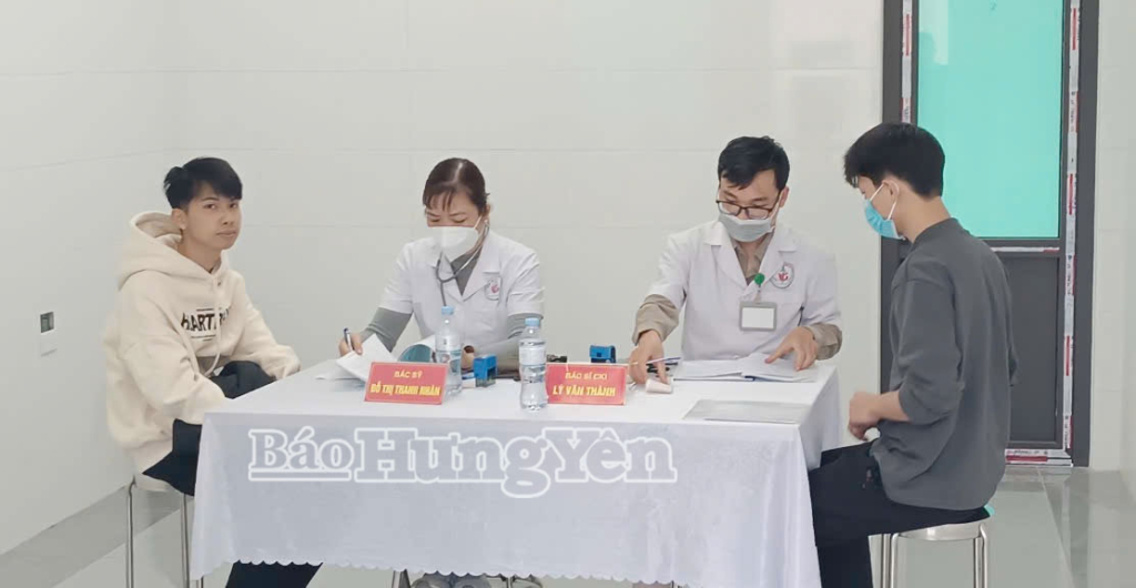 Thanh niên xã Nghĩa Trụ tham gia khám tuyển sức khỏe NVQS.