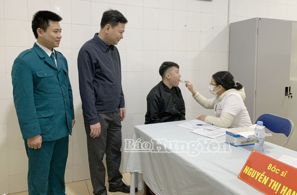 Lãnh đạo xã Yên Mỹ động viên thanh niên đến khám tuyển sức khỏe NVQS.