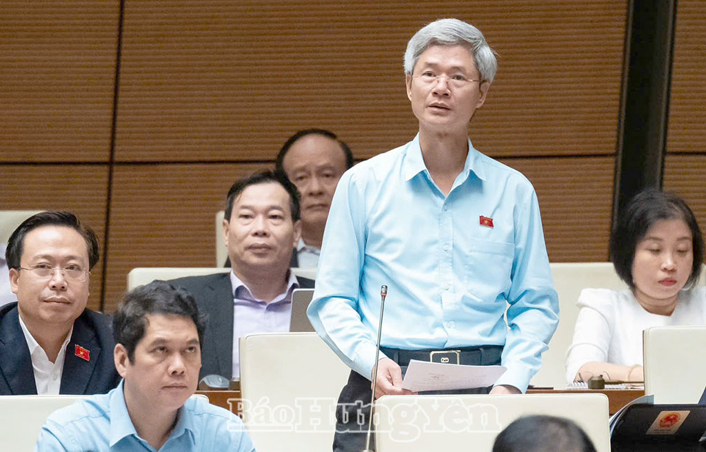 Đồng chí Đào Hồng Vận, Ủy viên Ban Thường vụ Tỉnh ủy, Trưởng đoàn ĐBQH tỉnh, Giám đốc Sở Nội vụ phát biểu đóng góp ý kiến vào dự thảo báo cáo kinh tế - xã hội năm 2024 tại kỳ họp thứ tám, Quốc hội khóa XV.