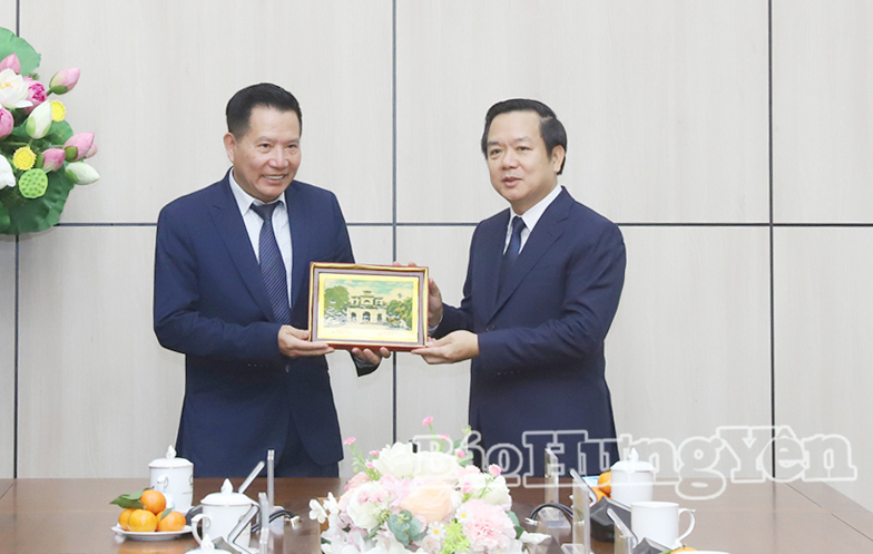 Đồng chí Phạm Quang Ngọc, Phó Bí thư VV88 casino, Chủ tịch UBND tỉnh tặng quà Hội Doanh nghiệp Việt Nam tại Hungary.