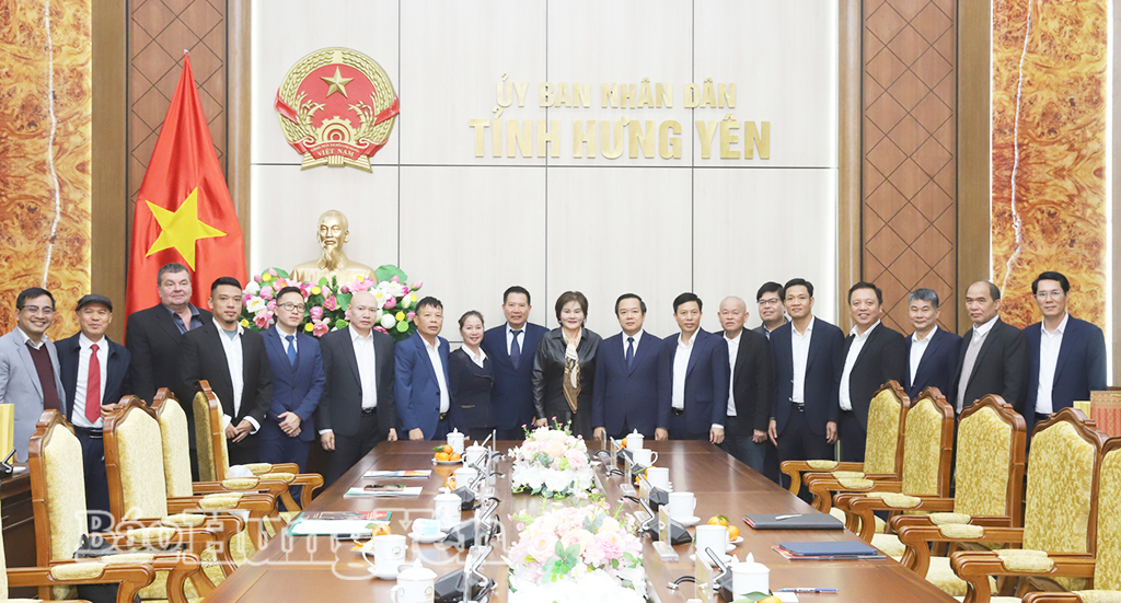 Các đại biểu chụp ảnh lưu niệm.