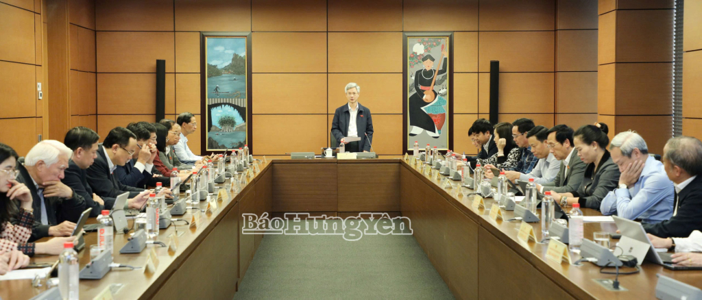 Đồng chí Đào Hồng Vận, Ủy viên Ban Thường vụ Tỉnh ủy, Trưởng đoàn ĐBQH tỉnh Hưng Yên điều hành phiên thảo luận tổ tại kỳ họp thứ 10, Quốc hội khóa XV.