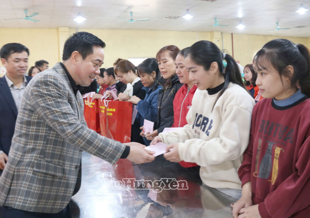 Đồng chí Nguyễn Văn Huy, Phó Trưởng đoàn chuyên trách Đoàn đại biểu Quốc hội tỉnh tặng quà cho công nhân có hoàn cảnh khó khăn nhân dịp Tết Nguyên đán 2025.