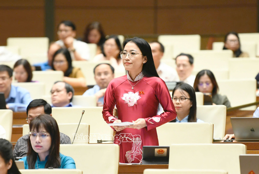 Đại biểu Quốc hội khóa XV Trần Khánh Thu (tỉnh Hưng Yên) phát biểu chất vấn tại kỳ họp thứ 9, Quốc hội khóa XV.