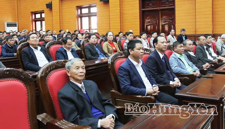 Các đảng viên là người có đạo tham gia cấp ủy dự hội nghị.