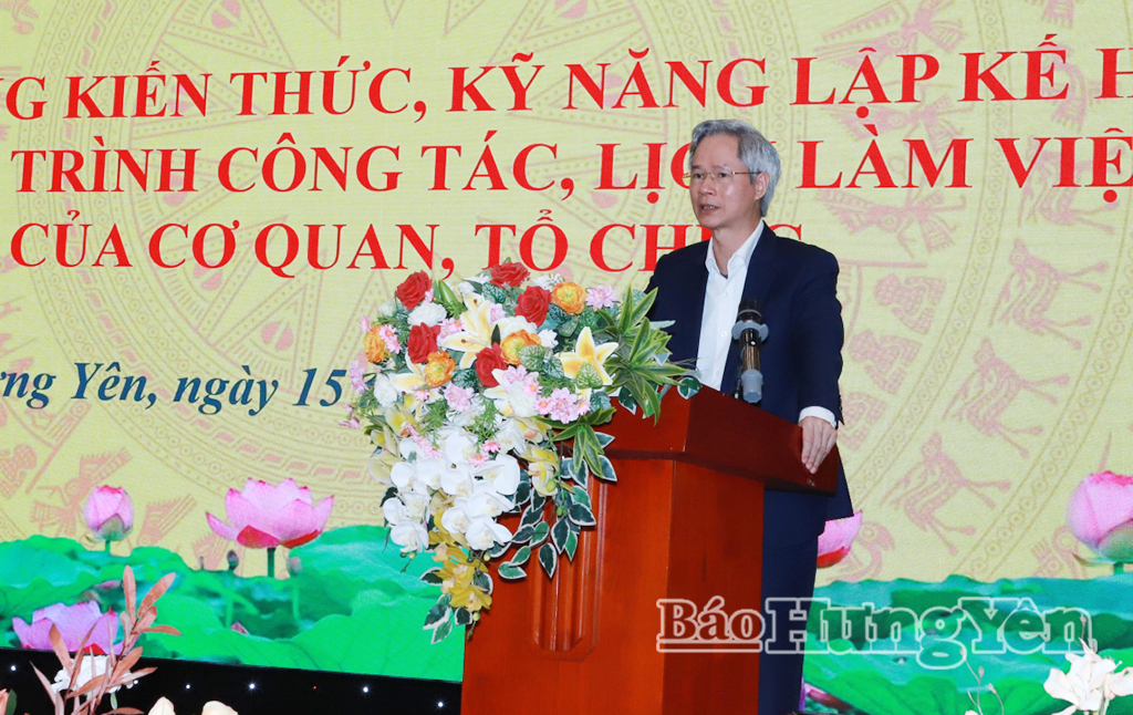 Đồng chí Đào Hồng Vận, Ủy viên Ban Thường vụ Tỉnh ủy, Trưởng đoàn Đại biểu Quốc hội tỉnh, Giám đốc Sở Nội vụ phát biểu tại buổi khai giảng lớp bồi dưỡng tại phường Sơn Nam.