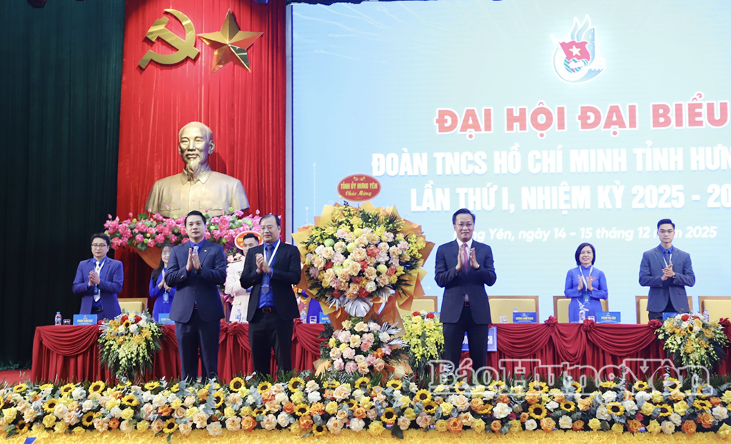 Đồng chí Nguyễn Hữu Nghĩa, Ủy viên BCH Trung ương Đảng, Bí thư Tỉnh ủy tặng hoa chúc mừng Đại hội.