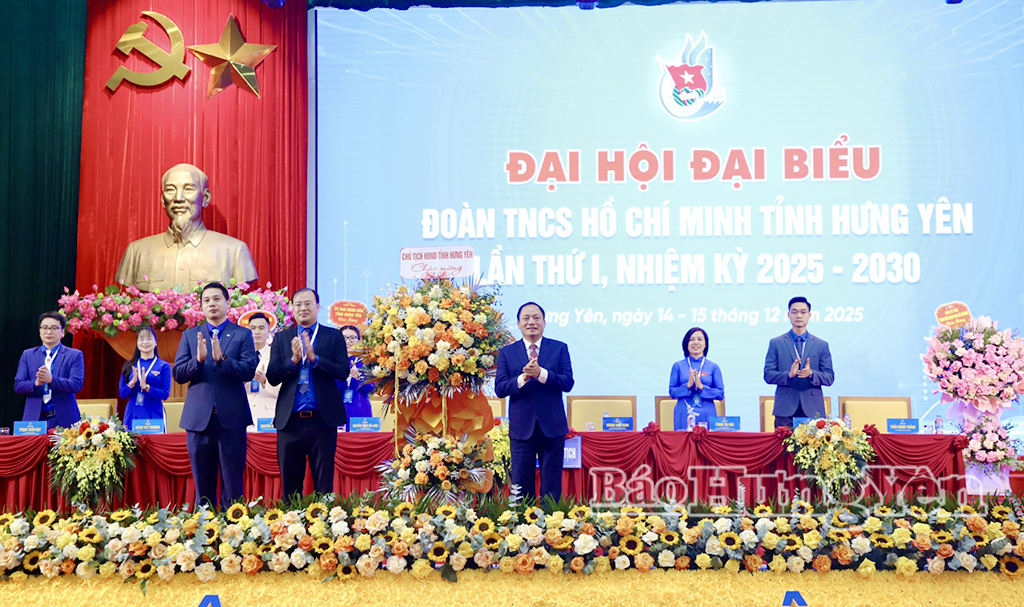 Đồng chí Trần Quốc Văn, Phó Bí thư Tỉnh ủy, Chủ tịch HĐND tỉnh tặng hoa chúc mừng Đại hội.