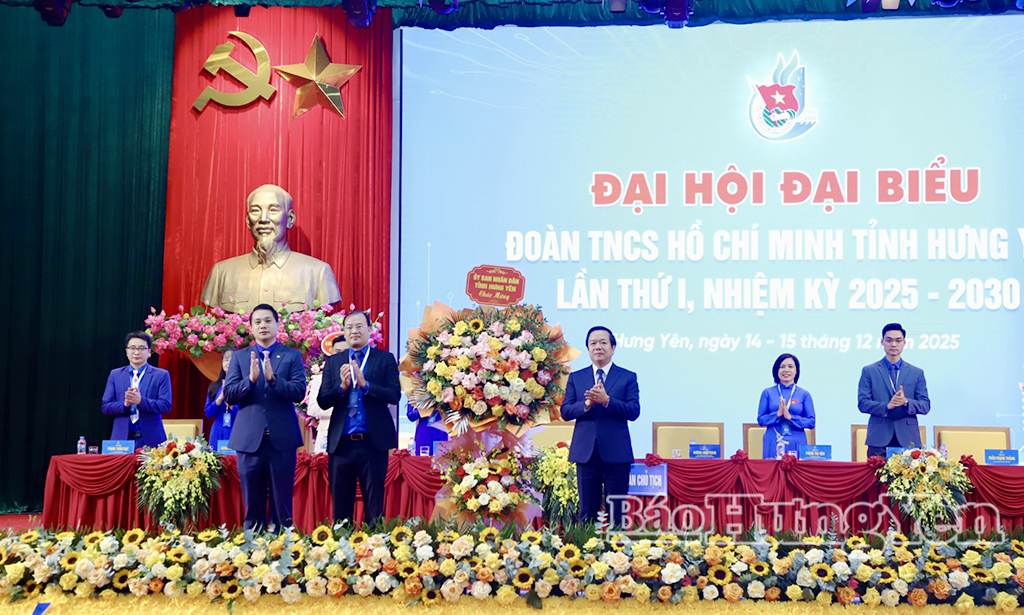 Đồng chí Phạm Quang Ngọc, Phó Bí thư Tỉnh ủy, Chủ tịch UBND tỉnh tặng hoa chúc mừng Đại hội.