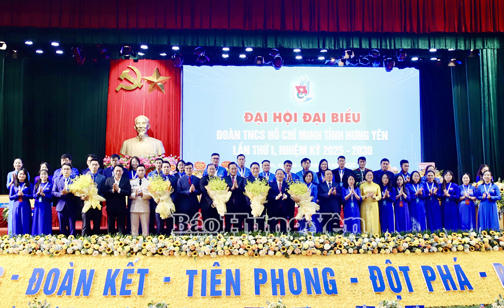 Các đồng chí lãnh đạo tỉnh, lãnh đạo Trung ương Đoàn TNCS Hồ Chí Minh tặng hoa chúc mừng Ban Chấp hành Đoàn TNCS Hồ Chí Minh tỉnh Hưng Yên khóa I, nhiệm kỳ 2025 - 2030.