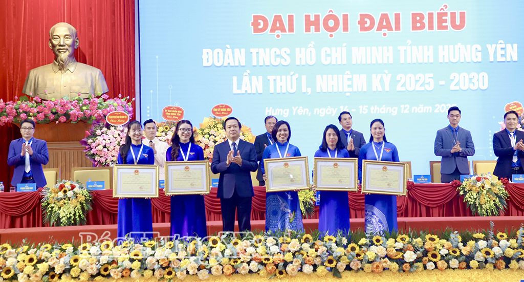 Đồng chí Chủ tịch UBND tỉnh Phạm Quang Ngọc trao Bằng khen tặng các tập thể, cá nhân có thành tích xuất sắc trong công tác Đoàn và phong trào thanh thiếu nhi giai đoạn 2022 – 2025.