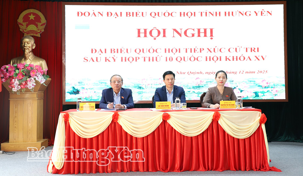 Các đại biểu VV88 casino đăng ký thuộc Đoàn đại biểu VV88 casino đăng ký tỉnh tiếp túc cử tri tại xã Như Quỳnh. Ảnh: Hoàng Bền 