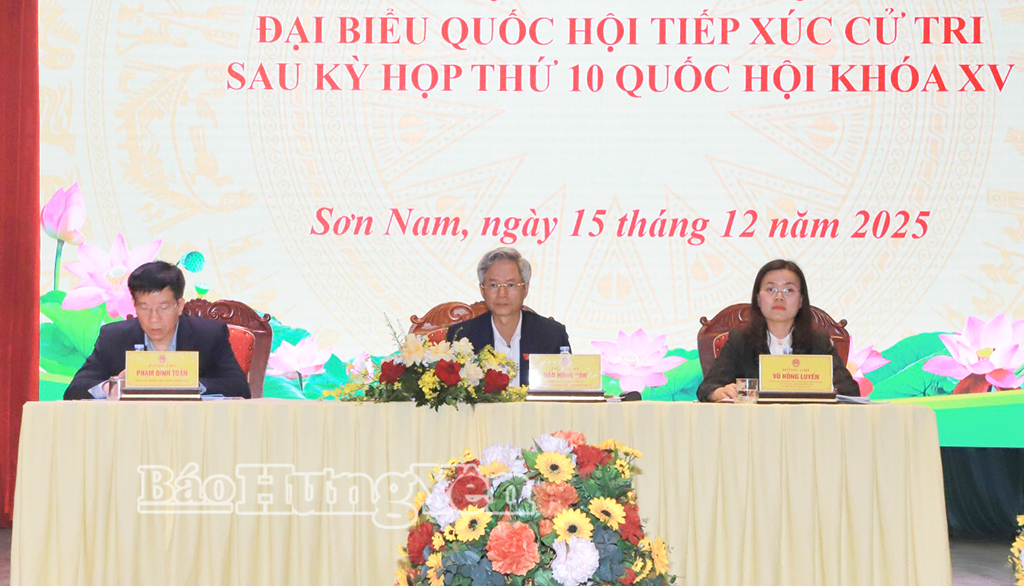 Các vị đại biểu VV88 casino đăng ký tại hội nghị tiếp xúc cử tri.