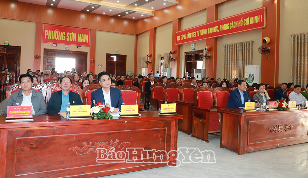 Các đại biểu dự hội nghị tiếp xúc cử tri.