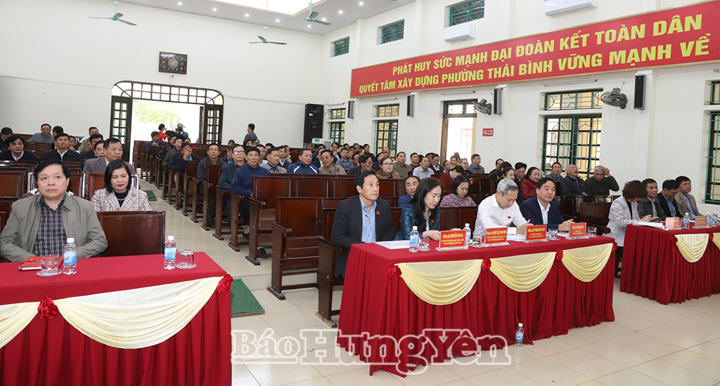 Các đại biểu, cử tri tham gia dự buổi tiếp xúc. Ảnh: Nguyễn Quỳnh 