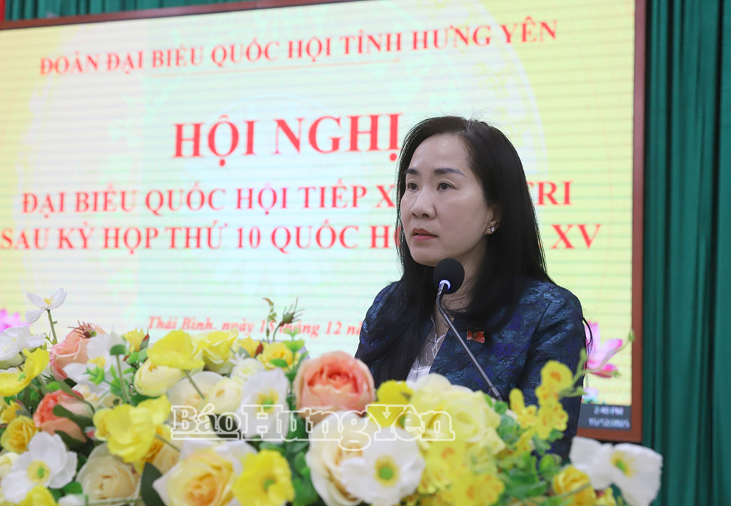 Đồng chí Đoàn Thị Thanh Mai, Phó Chủ nhiệm Ủy ban Kinh tế và Tài chính của VV88 casino đăng ký phát biểu tại hội nghị. Ảnh: Nguyễn Quỳnh 