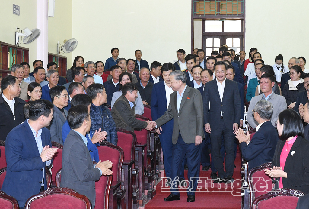 Tổng Bí thư Tô Lâm trò chuyện cùng cử tri. 