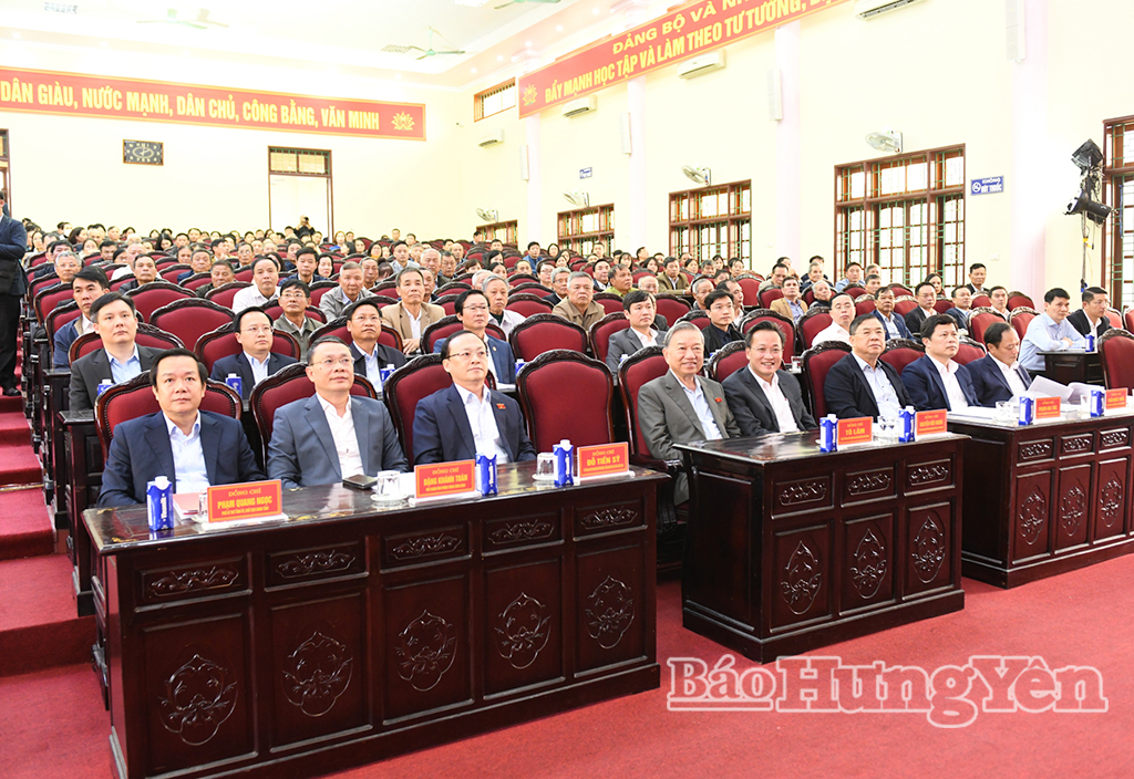 Các đại biểu dự hội nghị tiếp xúc cử tri tại xã Kiến Xương.