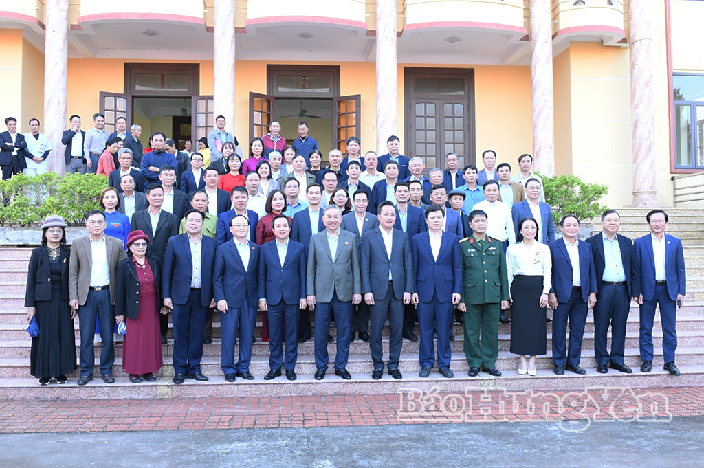 Tổng Bí thư Tô Lâm và các đại biểu chụp ảnh lưu niệm cùng các cử tri.