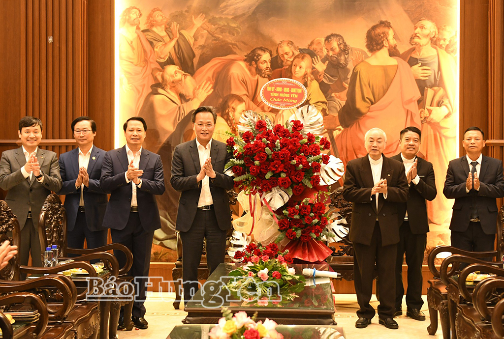 Đồng chí Bí thư Tỉnh ủy Nguyễn Hữu Nghĩa cùng các đại biểu tặng hoa chúc mừng Giáo xứ Cao Mại nhân dịp lễ Giáng sinh 2025.
